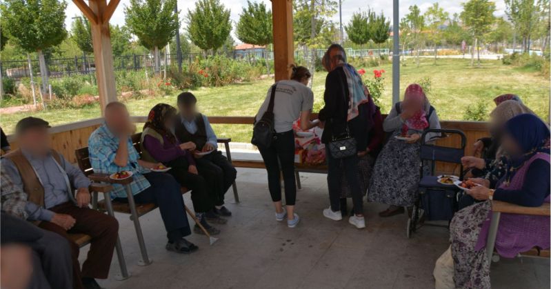 Çınaraltı Alzheimer Gündüz Yaşam Konağında Keyifli Piknik Etkinliği